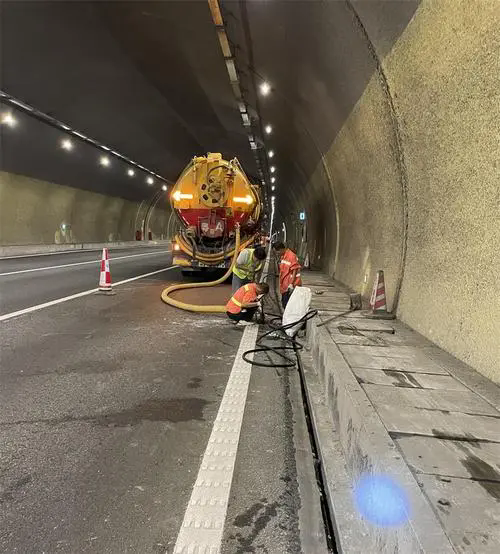 桑植隧道排水渠清淤